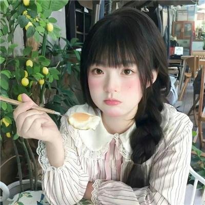 挥著翅膀的女孩